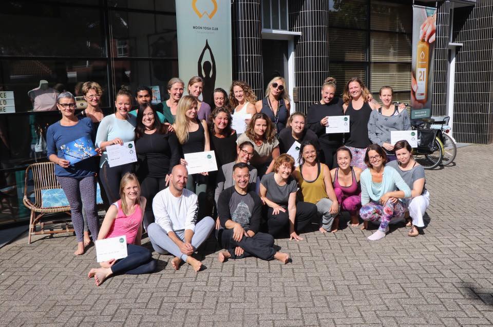 Persbericht: Yoga opleiding Bergense Moon Yoga Club trekt wereldwijd deelnemers.